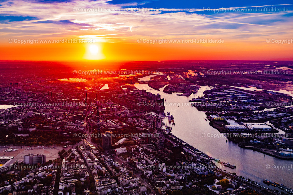 Hamburg_St_Pauli_im_Sonnenaufgang_ELS_1462121024 | HAMBURG 12.10.2024 Stadtansicht am Ufer des Flußverlaufes der Elbe im Ortsteil Ottensen in Hamburg, Deutschland. // City view on the river bank of the River Elbe in the district Ottensen in Hamburg, Germany. Foto: Martin Elsen