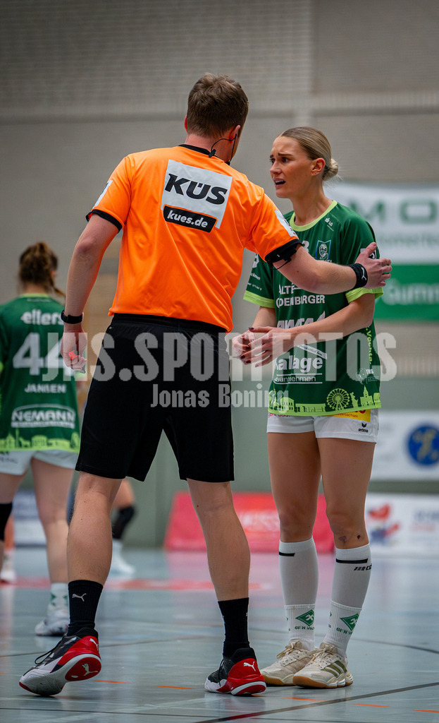Handball I Frauen I Saison 2025-2026 I 3. Liga Staffel Nord I 10. Spieltag I SC SFN Vechta - HSG Blomberg-Lippe II I 0212 | Im Gespräch mit dem Schiedsrichter Nele Wessels (13, SC SFN Vechta) - Realisiert mit Pictrs.com