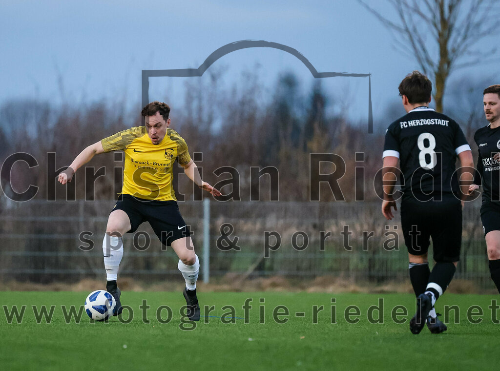 2024-02-17_012_FC_Herzogstadt_gegen_FC_Moosinning_II | Erding, Deutschland, 17.02.2024:
Fußball, Kreisklasse 2023 / 2024, Testspiel, FC Herzogstadt gegen FC Moosinning II, Endergebnis: 2:2

Alexander Hofmeister (FC Moosinning, #11), Luis Bigalke (FC Herzogstadt, #8)

Foto: Christian Riedel / fotografie-riedel.net