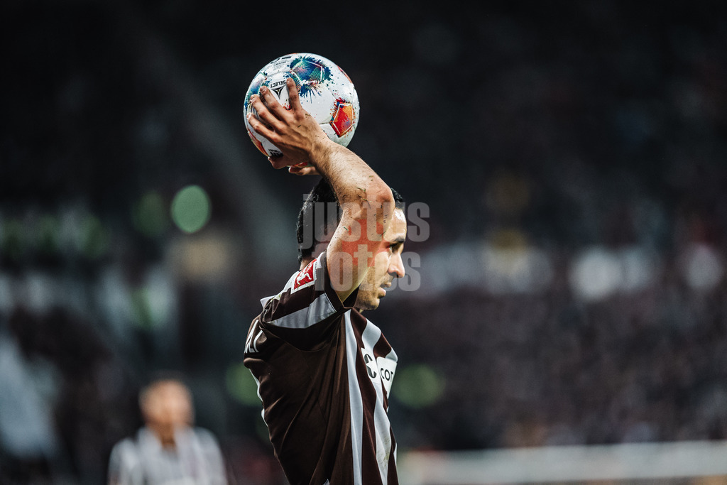 Fußball | Männer | Saison 2025/2026  | Fußball-Bundesliga | 09. Spieltag | FC St. Pauli vs. Borussia Mönchengladbach | 01.11.2025 | Einwurf von Manolis Saliakas (#2, FC St. Pauli)