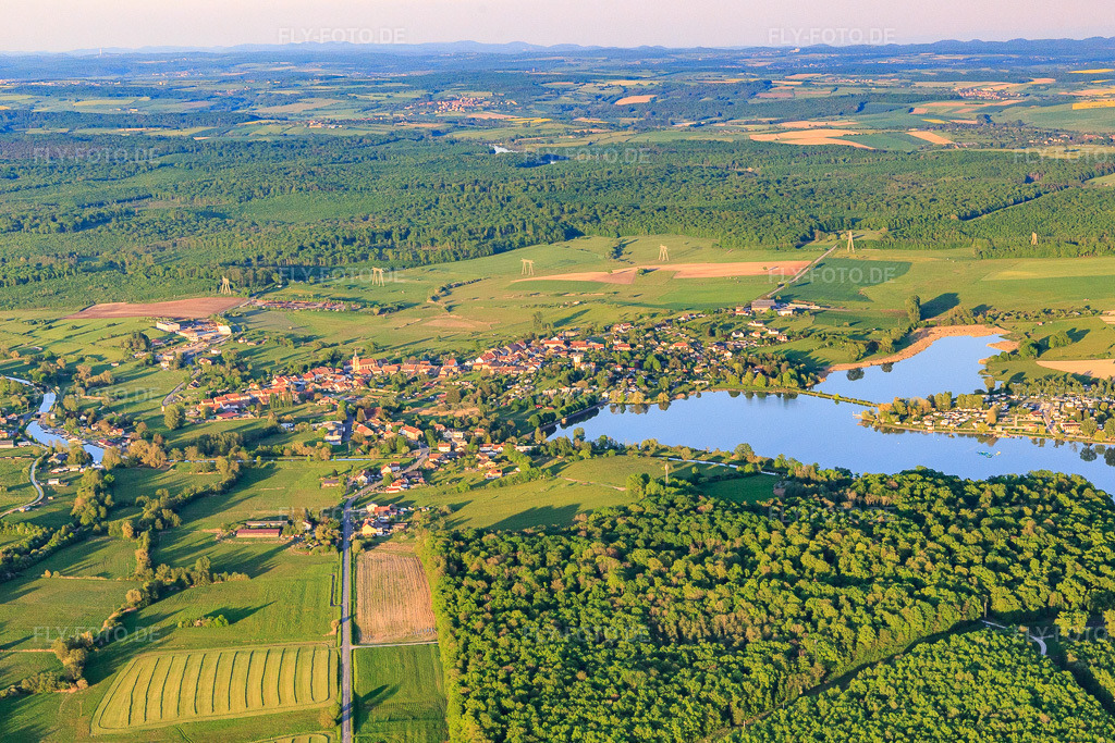 Luftbild: Ortsansicht am Mittersheimer See aus Westen in Mittersheim im Bundesland Moselle in Frankreich. Foto: IMG_146191.jpg vom 01.05.2025 durch Werner Riehm/FLY-FOTO.de