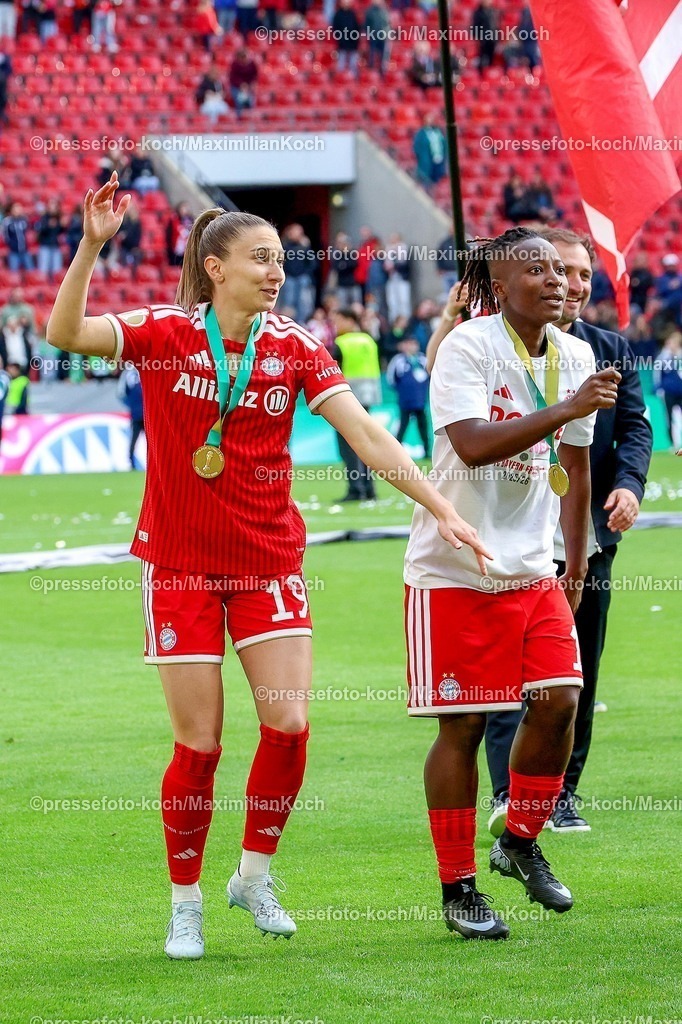 xsscx14052601096 | 2026.05.14, xsscx, Fußball, Finale DFB-Pokal Frauen, VfL Wolfsburg -  FC Bayern München, Saison 2025 2026, Rhein-Energie-Stadion in Köln: Die Mannschaft vom FC Bayern München feiert ihren Sieg im DFB-Pokal Finale mit Katharina Naschenweng (FC Bayern München #19), Bernadette Amani (FC Bayern München #15) DFB regulations prohibit any use of photographs as image sequences and or quasi-video. Photo: xSandraxScherningxPressefotoKochx