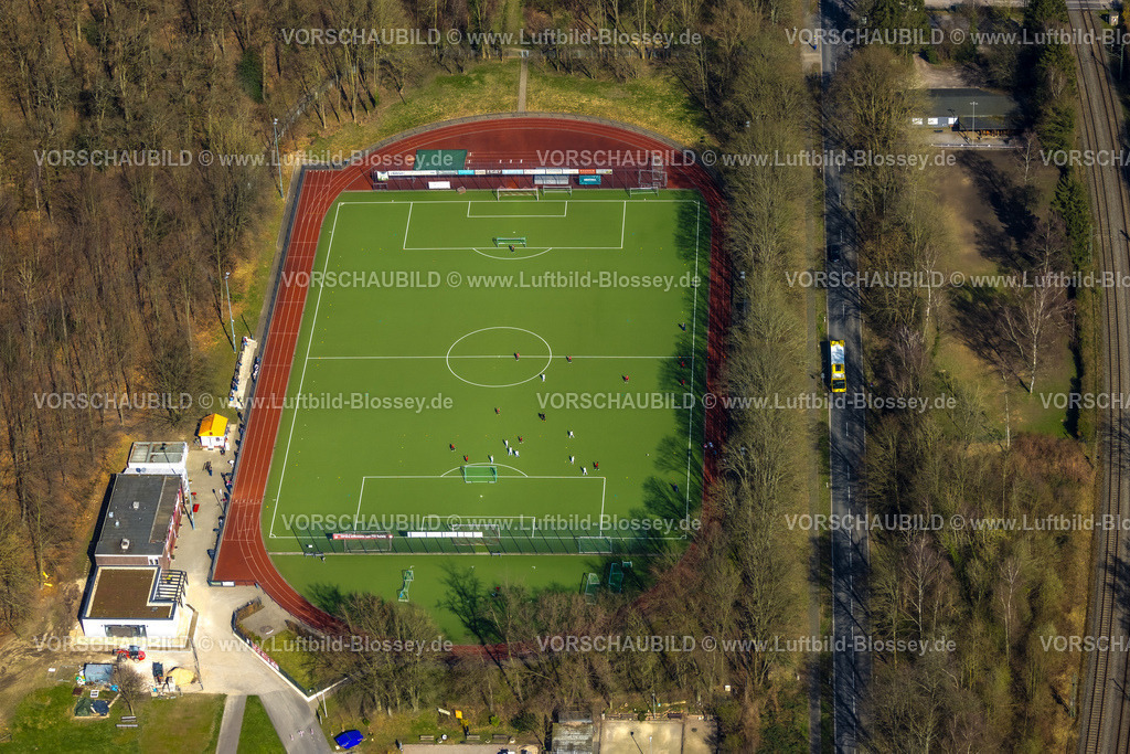 Essen240302388Kettwig | Luftbild, Fußballstadion und Leichtathletik Stadion Kettwig, Fußball-Sport-Verein Kettwig e.V., Fußballspieler auf dem Feld, Kettwig, Essen, Ruhrgebiet, Nordrhein-Westfalen, Deutschland