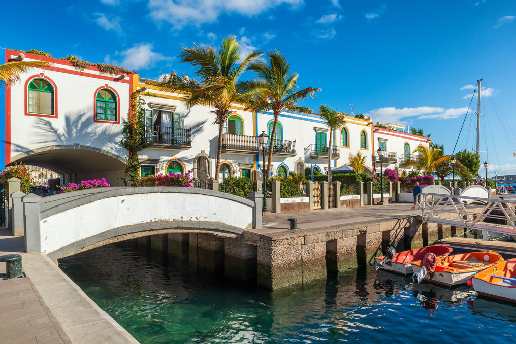 10240415 - Puerto de Mogán | Blick auf malerische Häuser in Puerto de Mogán.