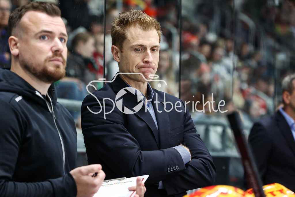 Augsburger Panther - Fischtown Pinguins Bremerhaven | Bremerhaven Co-Trainer Alexander Sulzer in Aktion