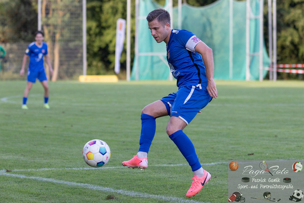 Hessenliga: Türk Gücü Friedberg - FC Eddersheim, 09.08.2024 | Daniel Henrich (Türk Gücü Friedberg #6) am Ball, Freisteller, Portrait / Porträt, Türk Gücü Friedberg - FC Eddersheim, Friedberg, Städtischer Sportplatz, 9.8.2024 - Realisiert mit Pictrs.com