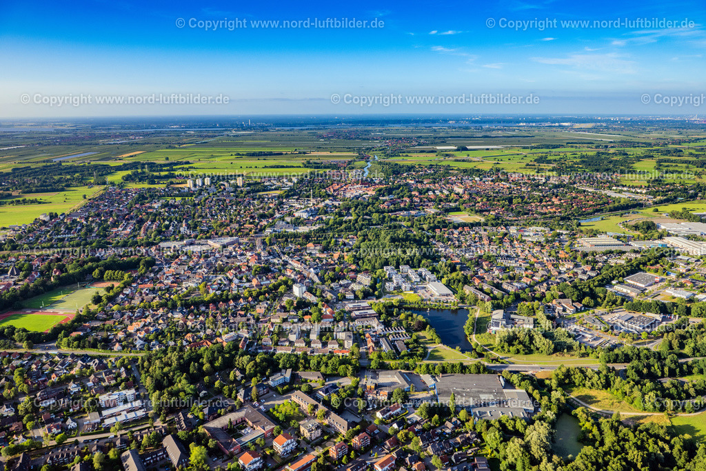 Buxtehude_ELS_4232010822 | BUXTEHUDE 01.08.2022 Industrie- und Gewerbegebiet " Alter Postweg " in Buxtehude im Bundesland Niedersachsen, Deutschland. // Industrial and commercial area " Alter Postweg " in Buxtehude in the state Lower Saxony, Germany. Foto: Martin Elsen