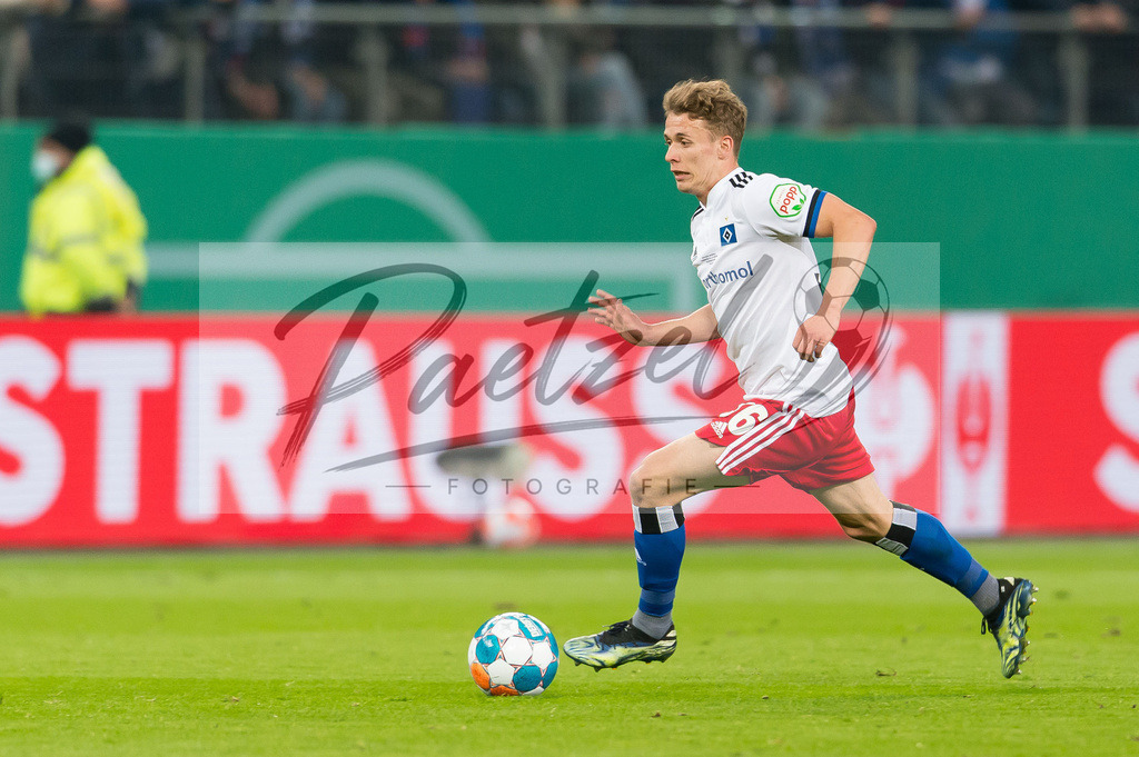 HSVSCF20220419_073 | Fussball, Herren: Anssi Suhonen (Hamburger SV) in Aktion, am Ball, Einzelaktion beim DFB-Pokal-Halbfinalspiel zwischen Hamburger SV und SC Freiburg im Volksparkstadion am 19.04.2022 in Hamburg, Deutschland.DFB / DFL REGULATIONS PROHIBIT ANY USE OF PHOTOGRAPHS AS IMAGE SEQUENCES AND/OR QUASI-VIDEO. - Realisiert mit Pictrs.com
