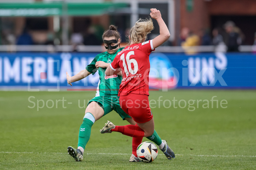Fussball, Google Pixel Frauen-Bundesliga, SV Werder Bremen - SC Freiburg | v.li.: Sophie Weidauer (SV Werder Bremen, 9) und Greta Stegemann (SC Freiburg, 16) im Zweikampf, Duell, Dynamik, Aktion, Action, Spielszene, DIE DFB-RICHTLINIEN UNTERSAGEN JEGLICHE NUTZUNG VON FOTOS ALS SEQUENZBILDER UND/ODER VIDEOÄHNLICHE FOTOSTRECKEN. DFB REGULATIONS PROHIBIT ANY USE OF PHOTOGRAPHS AS IMAGE SEQUENCES AND/OR QUASI-VIDEO.