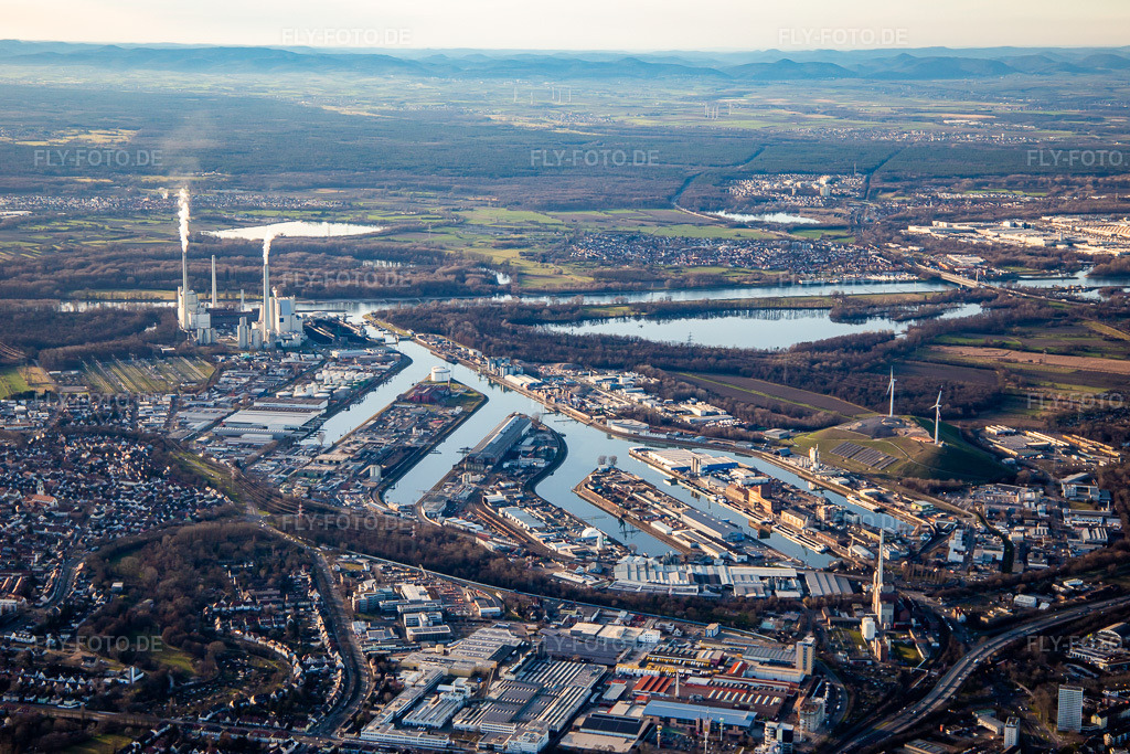 Luftbild: Rheinhafen von Osten im Ortsteil Mühlburg in Karlsruhe im Bundesland Baden-Württemberg in Deutschland. Foto: IMG_136025.jpg vom 21.02.2023 durch Werner Riehm/FLY-FOTO.de