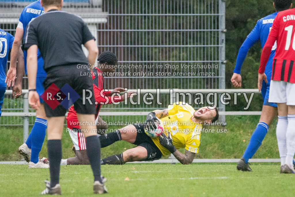 Fußball, Saison 2022/23, Oberliga Hamburg, WTSV Concordia Hamburg - Niendorfer TSV, Sportpark Hinschenfelde (Hamburg), 13.11.2022, 19. Spieltag | Amoah Enock Hartwig (#20, Concordia) fällt auf Tobias Grubba (#33, NTSV, Torwart)