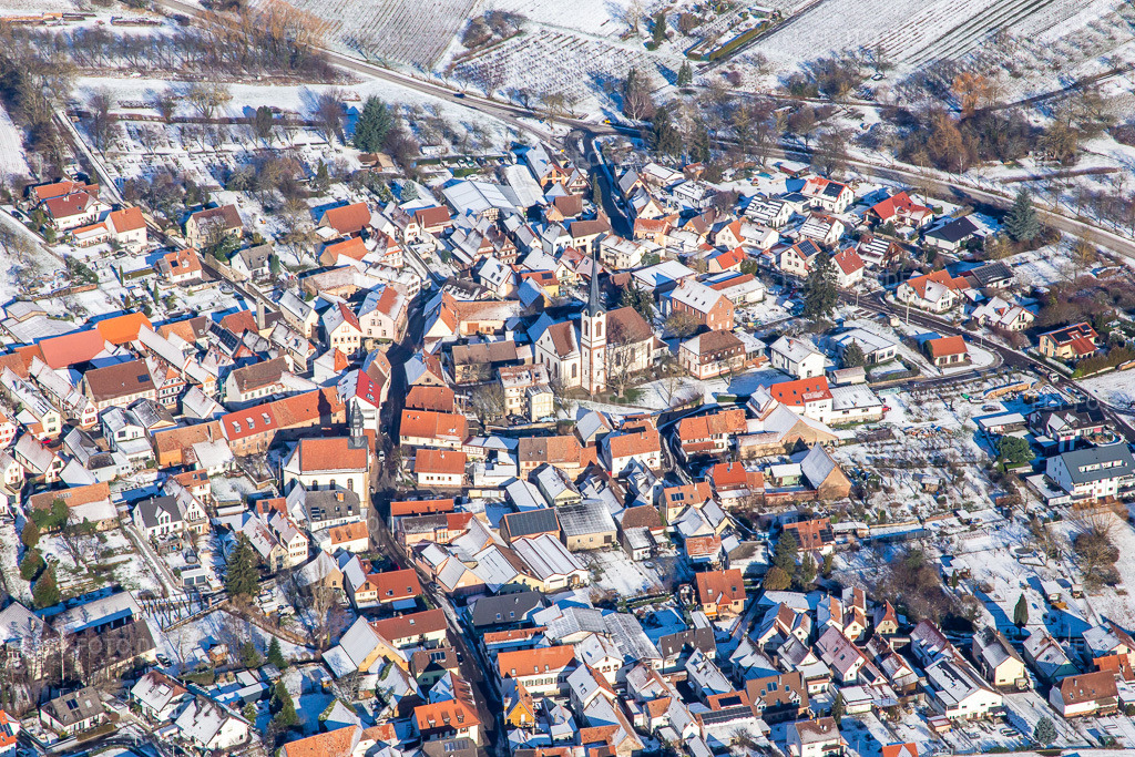 Luftbild: Laurentiuskirche von Süden bei Winter im Schnee in Göcklingen im Bundesland Rheinland-Pfalz in Deutschland. Foto: IMG_139815.jpg vom 20.01.2024 durch Werner Riehm/FLY-FOTO.de