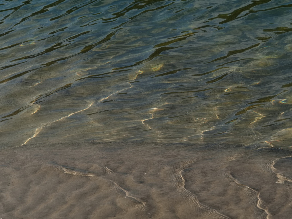 Goldene Fäden | Licht reflektiert in goldenen Fäden im Wasser. - Realisiert mit Pictrs.com