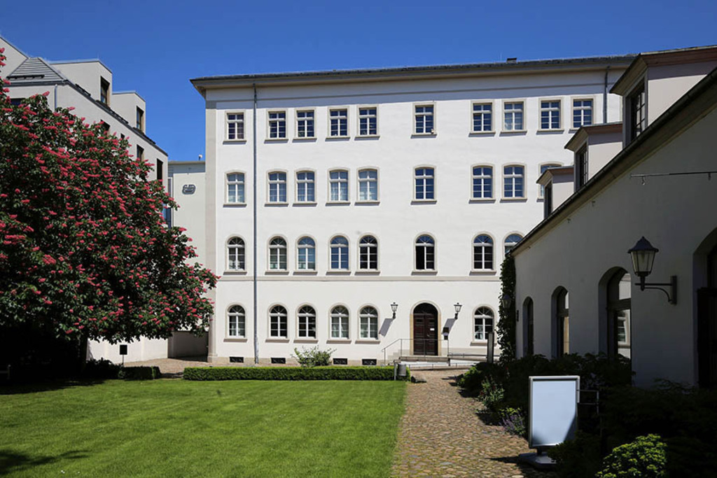 Mendelssohn-Haus - Innenhof | Entdecke über 20 Kategorien Leipzig-Motive: Foto-Downloads, hochwertige Poster, Leinwand- & Fine-Art-Prints. Jetzt Lieblingsfoto im Bildlexikon Leipzig Shop bestellen!