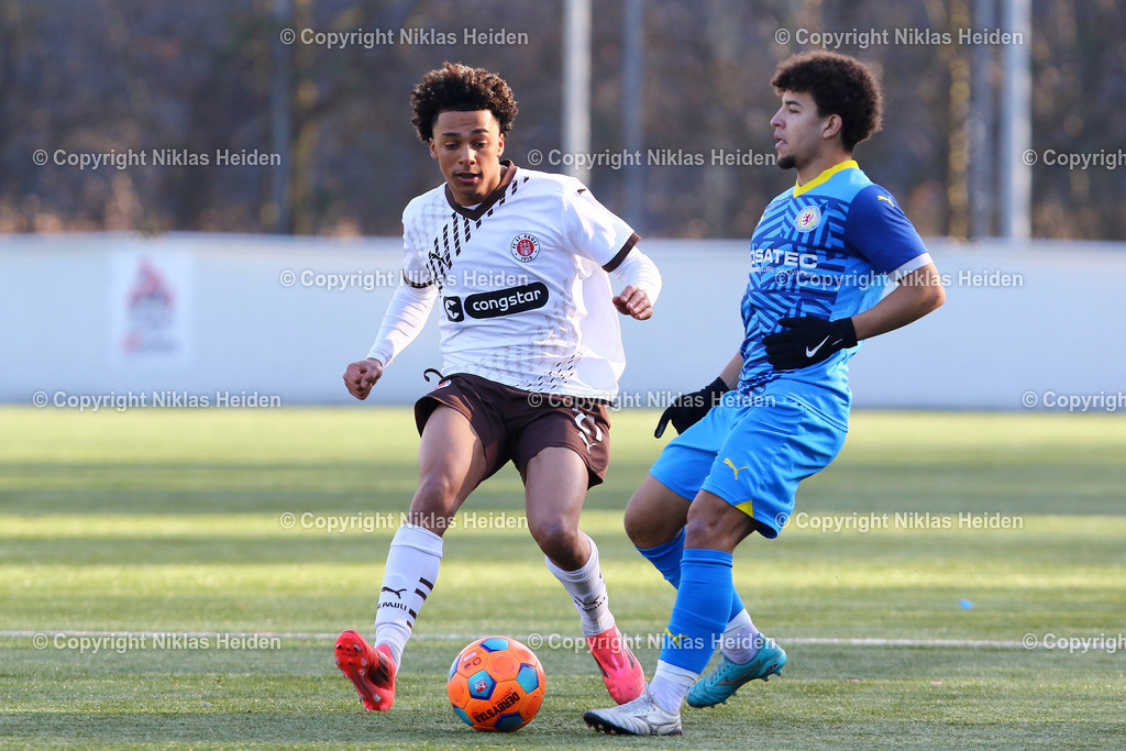 NH_FCStPauliU23_EintrachtBraunschweigU23_Testspiel_02022025 | #21 Marces-Lion Amaniampong (FC St. Pauli U23), #24 Anthony Marcellus Reid (Eintracht Braunschweig U23)Fußball I Herren I Testspiel I Saison 2024-2025 I FC St. Pauli U23 - Eintracht Braunschweig U23 I 02.02.2025 I Sportplatz Brummerskamp