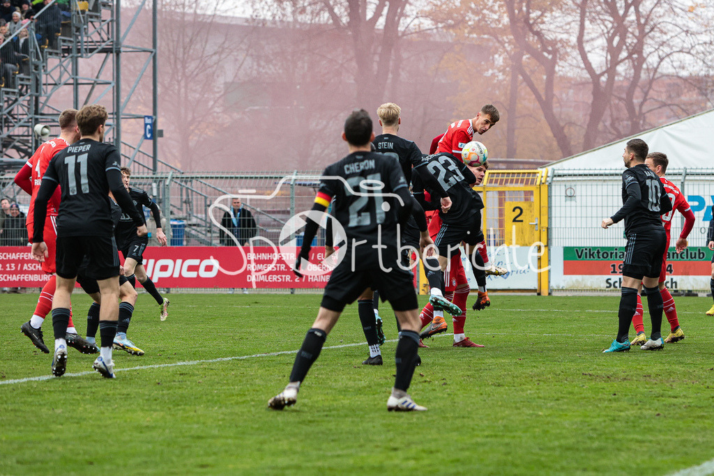 SV Vikoria Aschaffenburg - FC Bayern Amateure | Ein Kopfball der Gaeste wird von Daniel CHERON (SVVA #21) auf der Linie geklaert