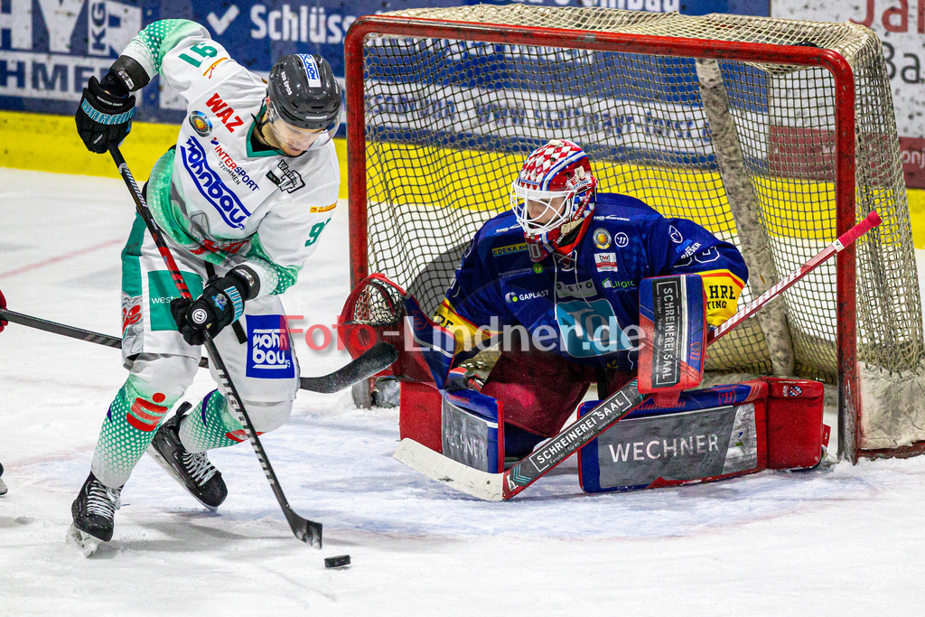 Achtelfinale Spiel 2 EC Peiting vs ESC Wohnbau Moskitos Essen | Eishockey Oberliga Süd Playoffs 2023/2024, Achtelfinale Spiel 2 EC Peiting vs ESC Wohnbau Moskitos Essen, 20240305,
Torchance Elvijs BEIZAIS (Moskitos 91),
2024-03-05 in Peiting (Eisstadion)
91 Elvijs BEIZAIS (Moskitos 91), 30 Konrad FIEDLER (ECP Goali 30)
Copyright: WolfgangxLindner foto-lindner.de