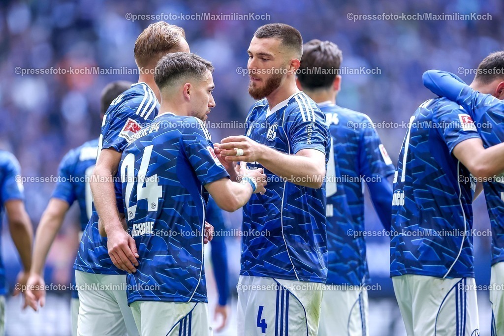 S0419042601033 | 19.04.2026, Fußball, FC Schalke 04 - SC Preußen Münster, 30. Spieltag, 2. Fußball Bundesliga, Veltins-Arena Gelsenkirchen, Saison 2025 2026: Torjubel nach dem Tor zum 3:0 durch Torschütze Adil Aouchiche&nbsp;(Schalke04 #24)  zusammen mit Hasan Kurucay&nbsp;(Schalke04 #04)  Timo Becker&nbsp;(Schalke04 #05)  DFB regulations prohibit any use of photographs as image sequences and or quasi-video.