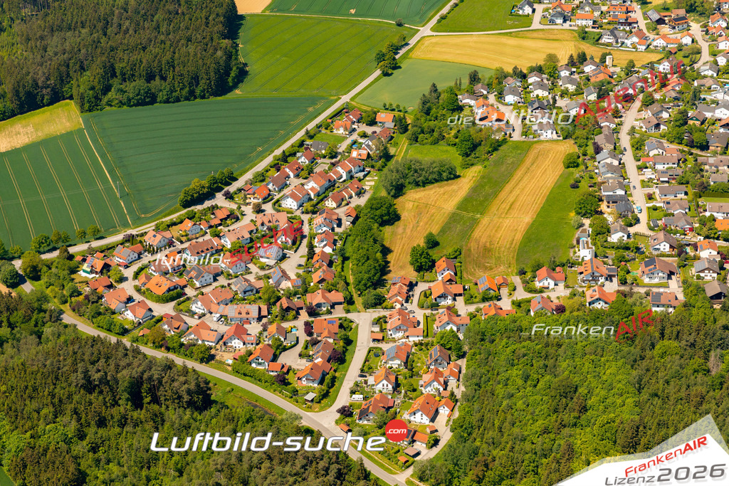 Das Luftbild zeigt :  Adlkofen - Die Luftaufnahme wurde 2024 vom UL-Flugzeug aus erstellt ( keine Drohne ) - Hochauflösende Luftaufnahme - Für grossformatige Ausdrucke geeignet. Die Geschenkidee !Mit Lizenz und Bildrechte bestellbar