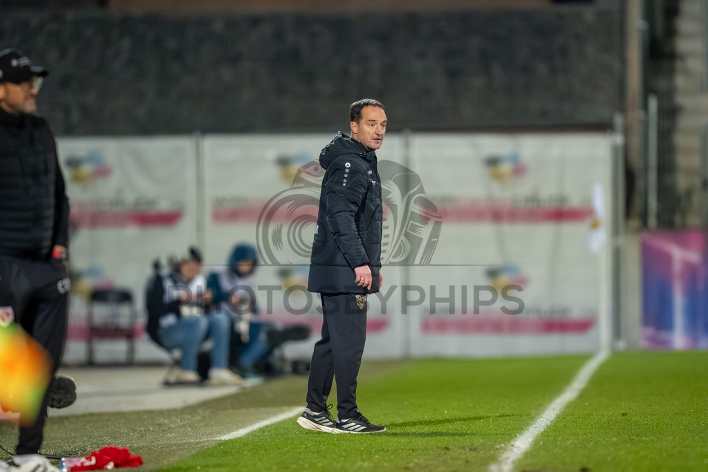 VfB Stuttgart II vs. FC Energie Cottbus, Fussball, 3.Liga, 27. Spieltag, Saison 2025/2026, 03.03.2026 | Nico Willig (Trainer VfB Stuttgart II),VfB Stuttgart II vs. FC Energie Cottbus, Fussball, 3.Liga, 27. Spieltag, Saison 2025/2026, 03.03.2026Foto: photosbyphips/Philip Ziegler