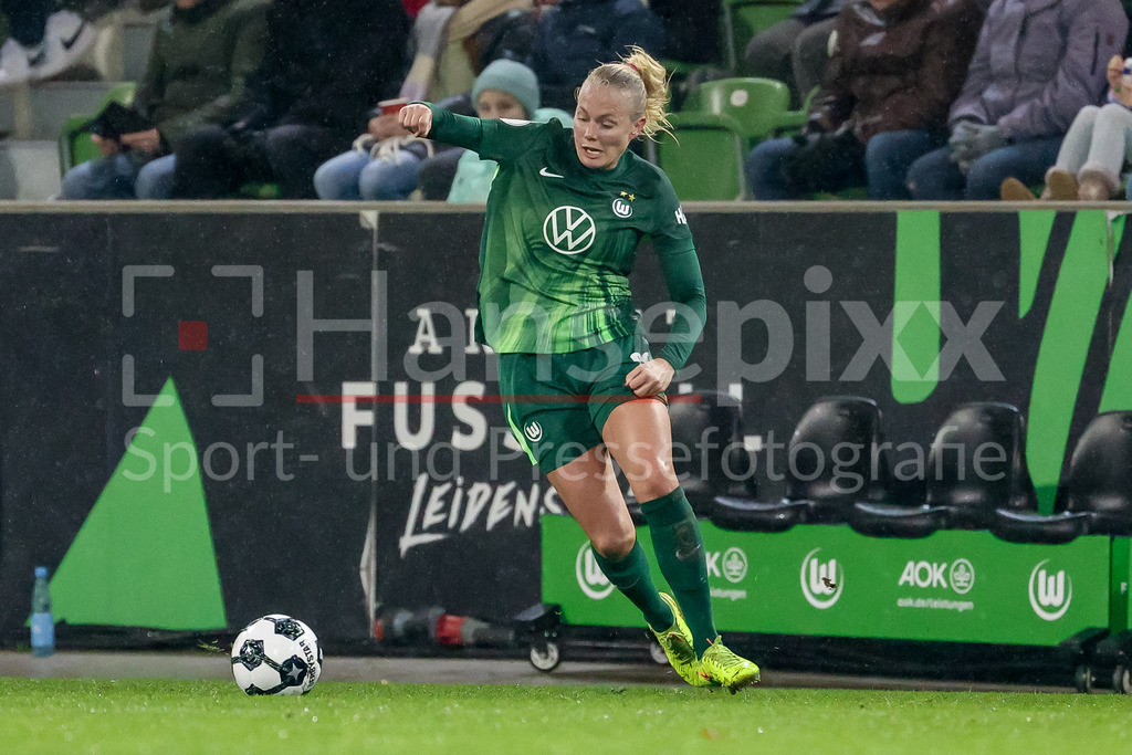 Fussball, DFB-Pokal Frauen, VfL Wolfsburg - SC Freiburg | Guro Bergsvand (VfL Wolfsburg, 20) am Ball, Freisteller, Einzelbild, Ganzkörper, Aktion, Action, Spielszene, DIE DFB-RICHTLINIEN UNTERSAGEN JEGLICHE NUTZUNG VON FOTOS ALS SEQUENZBILDER UND/ODER VIDEOÄHNLICHE FOTOSTRECKEN. DFB REGULATIONS PROHIBIT ANY USE OF PHOTOGRAPHS AS IMAGE SEQUENCES AND/OR QUASI-VIDEO.