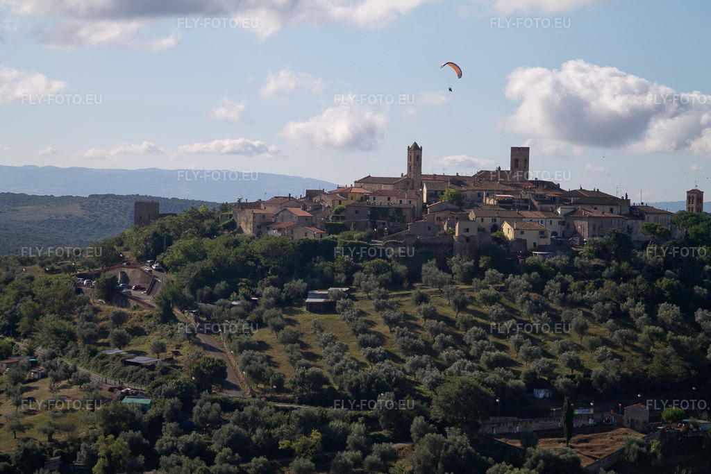 Vue aérienne: Vue de la ville à Montepescali dans le département Toscane, Italie. Photo: IMG_43744.jpg prise le 28/07/2011 par Werner Riehm/FLY-FOTO.euRésolution de l'original: 4272 x 2848 px