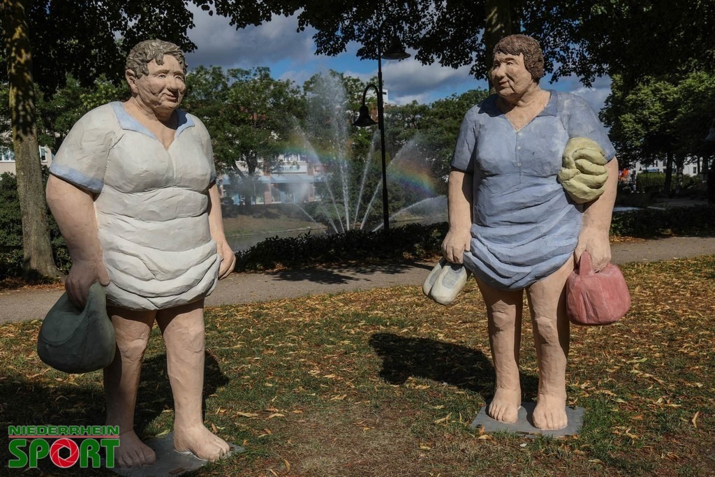 GeraffteRöcke_02 | Die „Alltagsmenschen“ der Künstlerin Christel Lechner zu Gast in der Grafenstadt Moers. Auf einem Rundgang durch die Moerser Innenstadt warten nun rund zwei Dutzend liebevoll gestaltete „Alltagsmenschen“ noch bis Ende Oktober darauf, den Betrachtern ein Schmunzeln ins Gesicht zu zaubern.

„Mit meiner Kunst und meinen Arbeiten möchte ich die Menschen berühren und sie dort abholen, wo sie stehen. Und wenn mir das gelingt, ist das wirklich beflügelnd“, so Christel Lechner. - Realisiert mit Pictrs.com