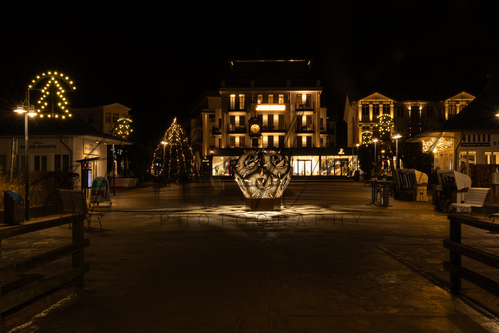 Vorplatz Seebrücke Ahlbeck/Usedom | ein nächtlicher, weihnachtlicher Blick vom Seebrückenrestaurant auf den Vorplatz mit historischer Uhr. Blick auf das Hotel Strandterrasse. - Realisiert mit Pictrs.com