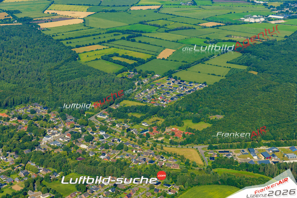 Bild der Stadt Wallsbüll - Die Luftaufnahme wurde 2025 vom UL-Flugzeug heraus erstellt ( keine Drohne ) - Hochauflösende Luftaufnahme - für professionelle Ausdrucke geeignet. Die Geschenkidee !Hier alle&nbsp;Infos zur Lizenzierung der LuftaufnahmeWir fliegen auch dieses Jahr wieder in Ihre Region um Luftbilder zu erstellen.- Luftbild anfragen