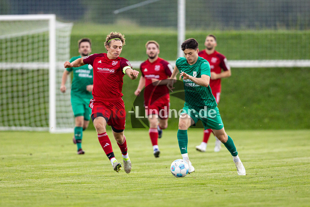 SV Haunshofen gegen SV Fuchstal | Fußball TOTO-Pokal Kreis Zugspitze West Endrunde 2025, SV Haunshofen gegen SV Fuchstal, 20250730,Zweikampf, 2025-07-30 in Haunshofen (Sportplatz Haunshofen), Moritz DEISENBERGER (SV Haunshofen 7), Samuel KEßLER (SV Fuchstal Kapitän 16), Copyright: WolfgangxLindner www.foto-lindner.de