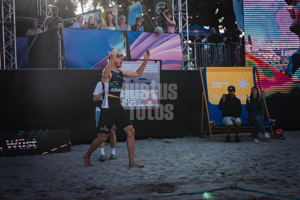 Beachvolleyball | Männer | Finale | Deutsche Meisterschaften 2025 Timmendorfer Strand | 07.09.2025 | Paul Henning läuft in die Arena ein