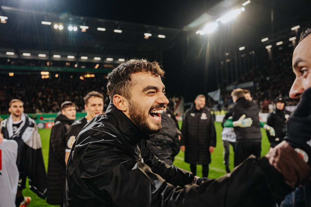FCS08719 | Der offizielle Shop für FC St. Pauli Fotos. Wähle aus Spielszenen & Fanmomenten dein FCSP Wunschformat. Wir liefern Millerntor-Atmosphäre.