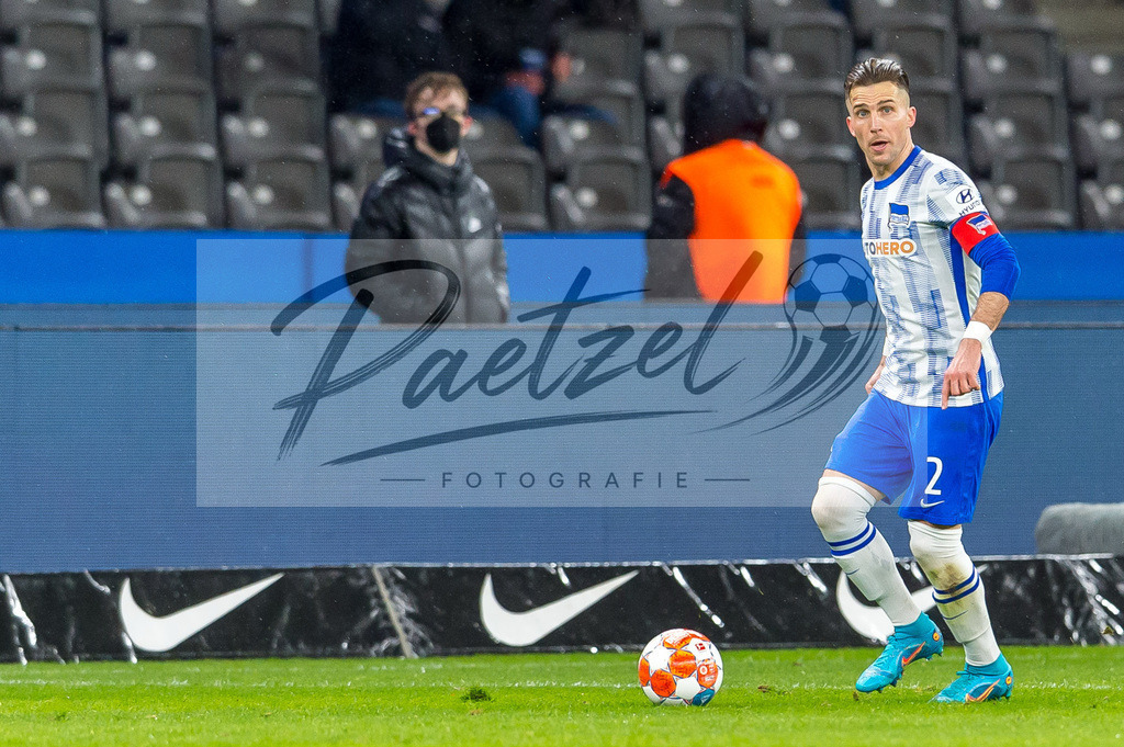 BSCRBL20220220_151 | Fussball, Herren: Peter Pekarik (Hertha BSC) in Aktion, am Ball, Einzelaktion bei dem Spiel der 1. Bundesliga zwischen Hertha BSC und RB Leipzig im Olypiastadion am 20.02.2022 in Berlin, Deutschland.DFB / DFL REGULATIONS PROHIBIT ANY USE OF PHOTOGRAPHS AS IMAGE SEQUENCES AND/OR QUASI-VIDEO. - Realisiert mit Pictrs.com