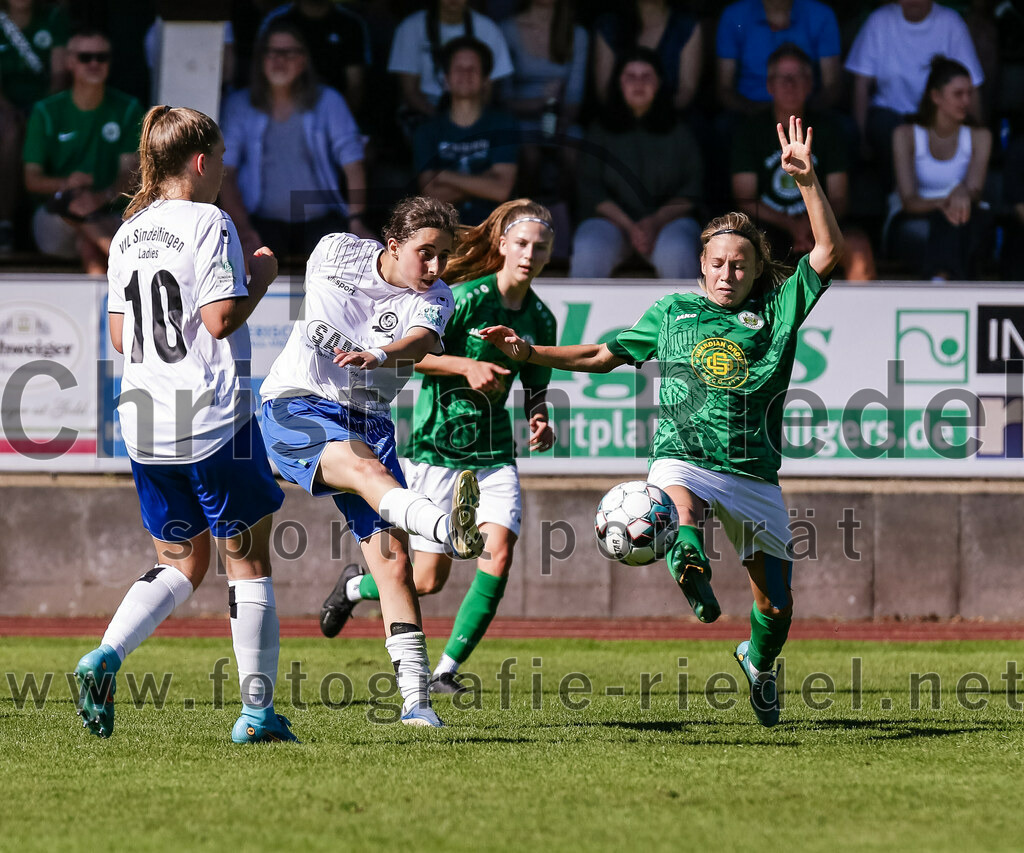 2023-09-16_039_FC_Forstern_gegen_VfL_Sindelfingen_Ladies_I | Forstern, Deutschland, 16.09.2023:
Fußball, B-Juniorinnen-Bundesliga Süd 2023 / 2024, 2. Spieltag, FC Forstern gegen VfL Sindelfingen Ladies I, Endergebnis: 4:1

Emmy Strobel (VfL Sindelfingen Ladies I, #10), Nadin Kachmar (VfL Sindelfingen Ladies I, #8), Hannah Ram (FC Forstern, #9)

Foto: Christian Riedel / fotografie-riedel.net