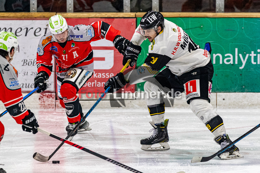 TSV Peißenberg Miners vs EA Schongau Mammuts | Eishockey Bayernliga 2023/2024, TSV Peißenberg Miners vs EA Schongau Mammuts, 20231215,
Kampf um den Puck Matthias MÜLLER (Mammuts 19) und Manuel SINGER (Miners 71),
2023-12-15 in Peißenberg (Eisstadion)
19 Matthias MÜLLER (Mammuts 19), 71 Manuel SINGER (Miners 71)
Copyright: WolfgangxLindner foto-lindner.de