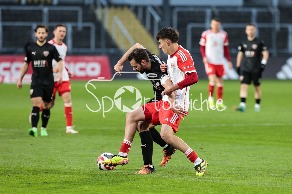 FC Bayern Amateure - TSV Buchbach | im Duell  Philipp WALTER (TSV #6) und Javier FERNANDEZ GONZALEZ (FCB #37) / Zweikampf