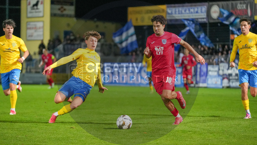 Fußball, Herren, Saison 2025/2026, Regionalliga Nordost, 13. Spieltag, FSV 63 Luckenwalde vs. SV Babelsberg 03, Freitag 24.10.2025, Werner-Seelenbinder-Stadion Luckenwalde, | Fußball, Herren, Saison 2025/2026, Regionalliga Nordost, 13. Spieltag, FSV 63 Luckenwalde vs. SV Babelsberg 03, Freitag 24.10.2025, Werner-Seelenbinder-Stadion Luckenwalde, Im Bild: Tim Schleinitz (l. Luckenwalde) und Maurice Covic (r. Babelsberg) - Realisiert mit Pictrs.com