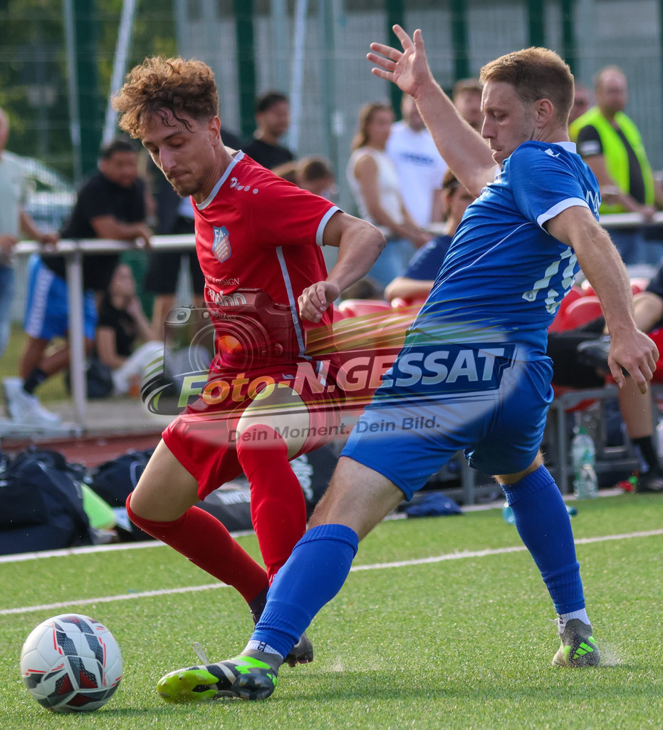 TuS Bardüttingdorf - TuRa Löhne | Auf dem Bild zu sehen: blau SV Löhne-Obernbeck: Pascal Dahlmann ; rot SG FA Herringhausen/Eickum: Joel-Antonio Vilarino Carrozzo SV Löhne-Obernbeck, SG FA Herringhausen/Eickum, Saison 26/27, Fistelmann SuperCup - Realisiert mit Pictrs.com