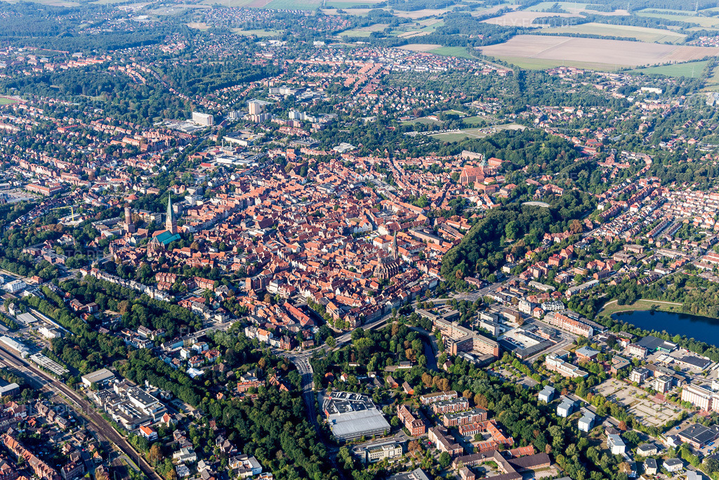 Luftbild: Altstadtbereich und Innenstadtzentrum in Lüneburg im Bundesland Niedersachsen in Deutschland. Foto: IMG_110412.jpg vom 18.08.2018 durch Werner Riehm/FLY-FOTO.de
