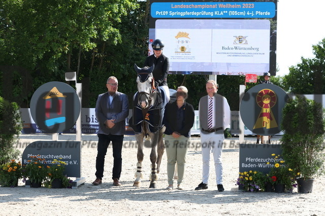 Weilheim_2023_Prfg.Nr.09_Qualifikation_PSA-Tour_Siegerehrung_Prfg.Nr.09_ (8) | Alle Fotos der Reiterjournal Fotografin Doris Matthaes im Reiterjournal Online-Fotoshop. - Realisiert mit Pictrs.com
