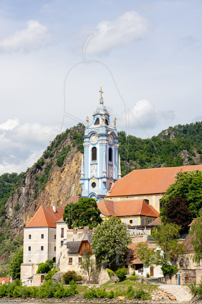 Stift Dürnstein | Stift Dürnstein, der blaue Kirchturm ist mit Sicherheit eines der berühmtesten Wahrzeichen in der Wachau. - Realisiert mit Pictrs.com