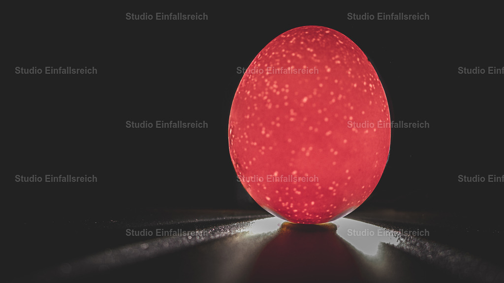 Glühendes Leben | Hier wurde das Frühstücksei wohl versehentlich mit einem Laserschwert gekocht oder versucht, Kontakt zur Eier-Galaxie aufzunehmen. Ein gewöhnliches Hühnerei wird durch eine starke Lichtquelle von unten zum leuchtenden „Red Giant“. Die Schalen-Struktur sieht dabei weniger nach Kalk und mehr nach einem intergalaktischen Sternenhaufen aus. Ein echter Hingucker für alle, denen normales Rührei zu langweilig ist! - Realisiert mit Pictrs.com