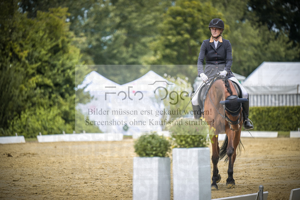 DOS_1977 | Entdecke hochwertige Reitturnierfotos von Foto Oger. Professionell, emotional und authentisch – jetzt Lieblingsmomente im Shop bestellen.Deutschlandweite Turnierfotografie. - Realisiert mit Pictrs.com