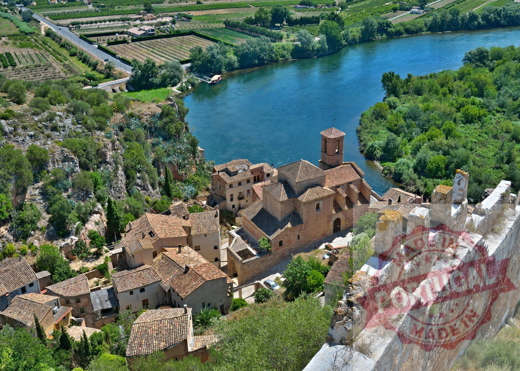 Miravet village and castle overlooking Ebro River | Medieval Miravet village and the Ebro River winding through the Tarragona landscape - Realisiert mit Pictrs.com