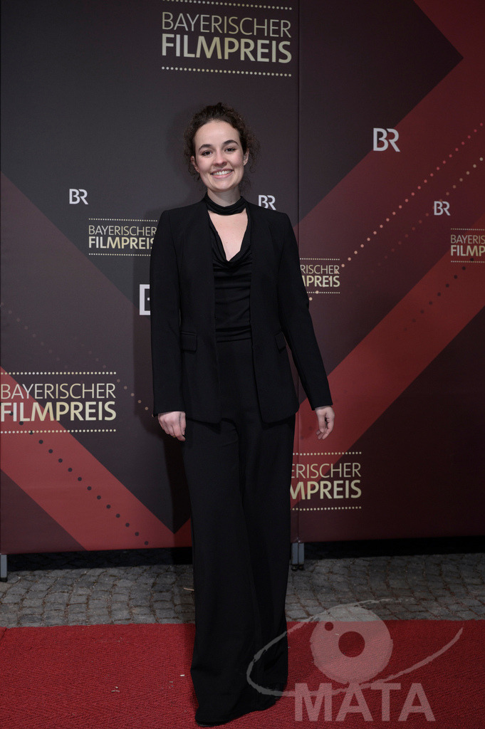 _DWI4675 | Raffaela Kraus (deutsche Schauspielerin und DrehbuchautorIn) auf dem roten Teppich  bei der Verleihung des 47. Bayerischen Filmpreises 2026  im Prinzregententheater. München, Deutschland. Der Bayerische Filmpreis wird seit 1979 von der Bayerischen Staatsregierung verliehen, um die Bedeutung des Kinofilms als Kulturgut herauszustellen - Realisiert mit Pictrs.com