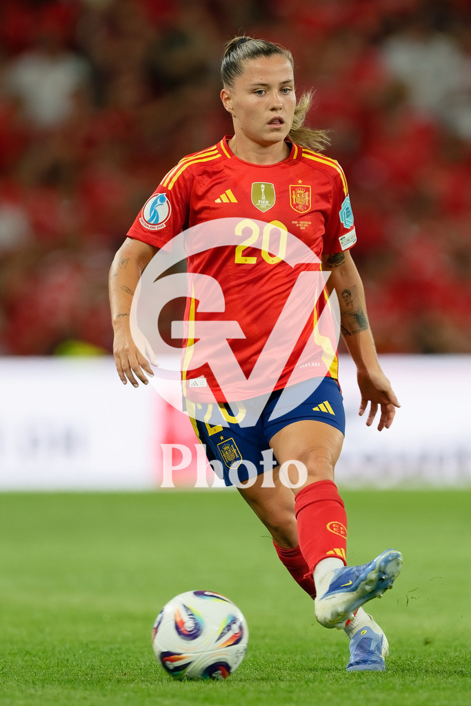 Spain v Switzerland - UEFA Women's EURO 2025 Quarter-Final | BERN, SWITZERLAND - JULY 18: Claudia Pina of Spain passes the ball  during the UEFA Women's EURO 2025 Quarter-Final match between Spain v Switzerland at Stadion Wankdorf on July 18, 2025 in Bern, Switzerland. (Photo by Giuseppe Velletri/Sports Press Photo/Getty Images)