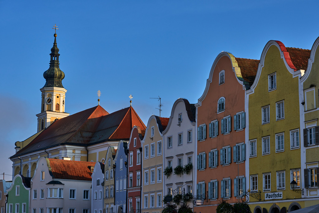 Stadtpfarrkirche St. Georg und Silberzeile | Schaerding, Austria - September 24, 2016: Stadtpfarrkirche St. Georg und Silberzeile. - Realisiert mit Pictrs.com