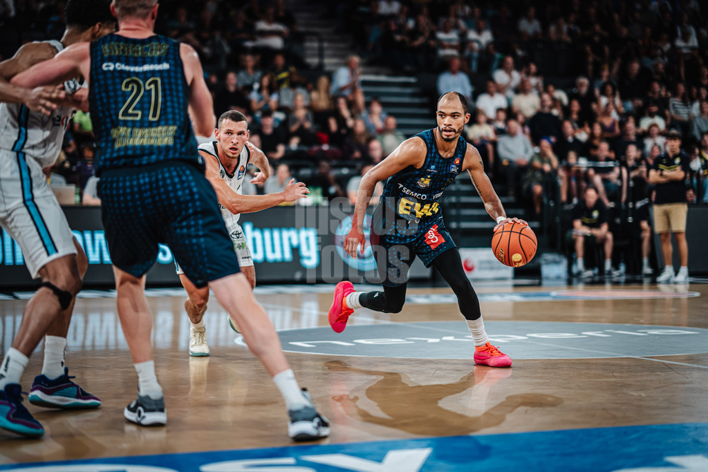 Basketball | Männer | Saison 2024/2025  | easyCredit Basketball Bundesliga | Testspiel | Veolia Towers Hamburg vs. EWE Baskets Oldenburg | 25.08.2024 | Geno Crandall (#9, EWE Baskets Oldenburg) am Ball