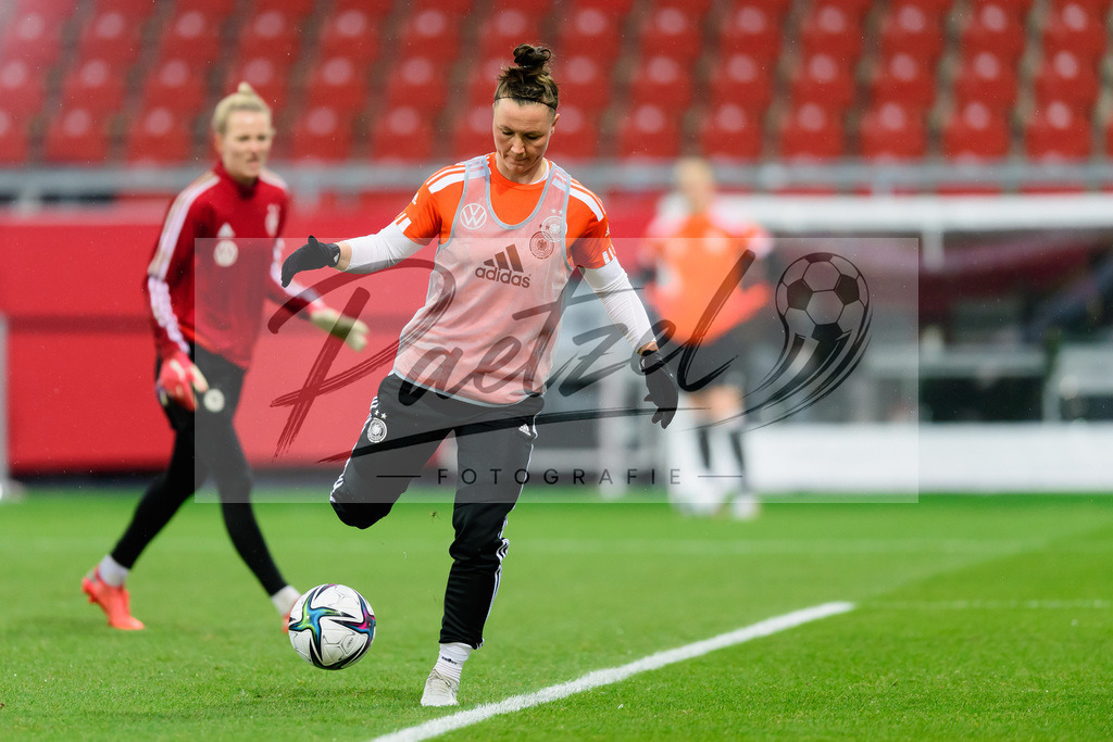 GERTUR20211126_087 | Fussball, Frauen: Marina Hegering (Germany) in Aktion, am Ball, Einzelaktion bei dem Spiel der WM-Qualifikation zwischen Deutschland und Tuerkei im Eintracht-Stadion am 26.11.2021 in Braunschweig, Deutschland. - Realisiert mit Pictrs.com
