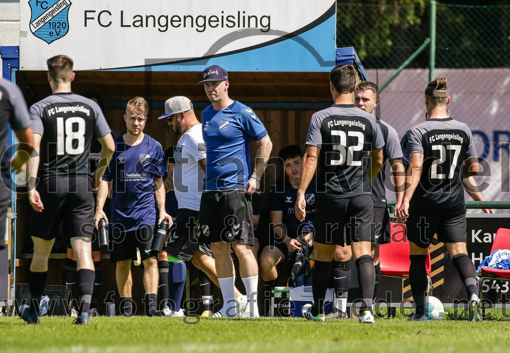 2023-08-12_067_FC_Langengeisling_gegen_ESV_Freilassing | Erding, Deutschland, 12.08.2023:
Fußball, Bezirksliga Oberbayern Ost 2023 / 2024, 4. Spieltag, FC Langengeisling gegen ESV Freilassing, Endergebnis: 2:1

Co-Trainer Douglas Wilson (FC Langengeisling), Kilian Stenzel (FC Langengeisling, #32), David Riederle (FC Langengeisling, #21), Maximilian Birnbeck (FC Langengeisling, #27)

Foto: Christian Riedel / fotografie-riedel.net
